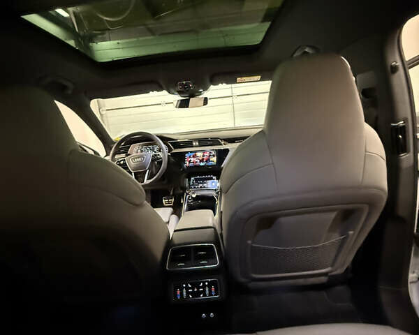 Белый Ауди SQ8 Sportback e-tron, объемом двигателя 0 л и пробегом 60 тыс. км за 85000 $, фото 18 на Automoto.ua