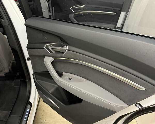 Белый Ауди SQ8 Sportback e-tron, объемом двигателя 0 л и пробегом 60 тыс. км за 85000 $, фото 20 на Automoto.ua