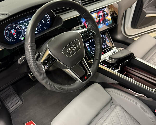 Белый Ауди SQ8 Sportback e-tron, объемом двигателя 0 л и пробегом 60 тыс. км за 83500 $, фото 11 на Automoto.ua
