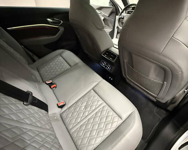 Белый Ауди SQ8 Sportback e-tron, объемом двигателя 0 л и пробегом 60 тыс. км за 83500 $, фото 12 на Automoto.ua