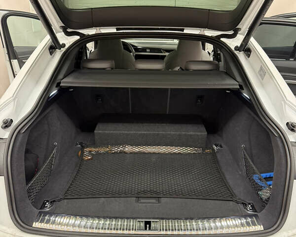 Белый Ауди SQ8 Sportback e-tron, объемом двигателя 0 л и пробегом 60 тыс. км за 83500 $, фото 8 на Automoto.ua