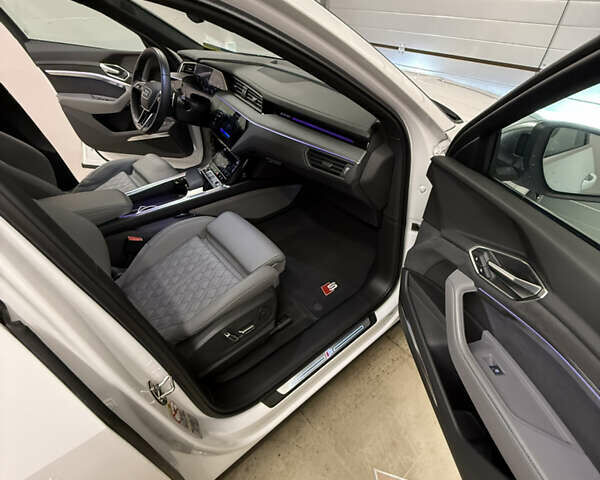 Белый Ауди SQ8 Sportback e-tron, объемом двигателя 0 л и пробегом 60 тыс. км за 83500 $, фото 21 на Automoto.ua