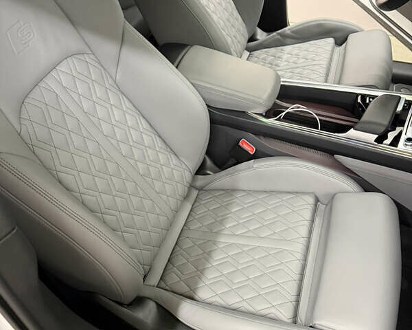 Белый Ауди SQ8 Sportback e-tron, объемом двигателя 0 л и пробегом 60 тыс. км за 83500 $, фото 14 на Automoto.ua