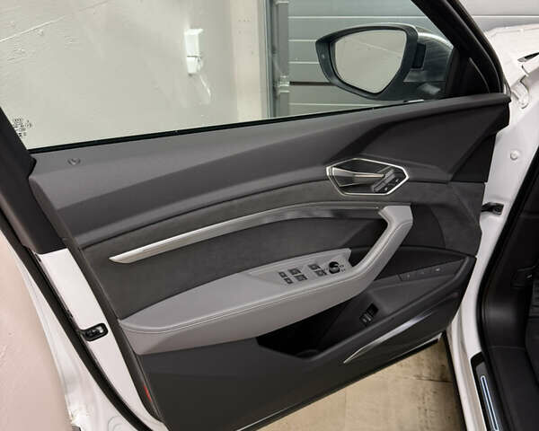 Белый Ауди SQ8 Sportback e-tron, объемом двигателя 0 л и пробегом 60 тыс. км за 83500 $, фото 9 на Automoto.ua