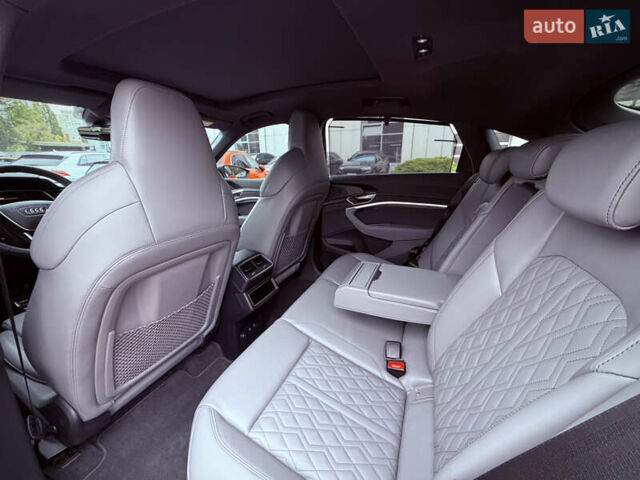 Красный Ауди SQ8 Sportback e-tron, объемом двигателя 0 л и пробегом 27 тыс. км за 72000 $, фото 4 на Automoto.ua