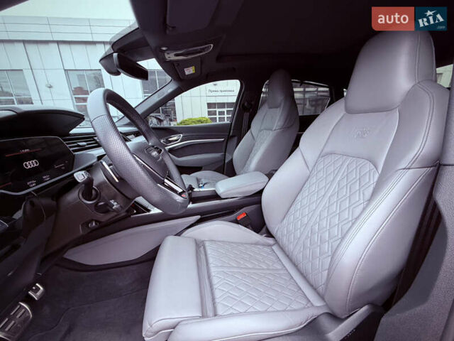 Красный Ауди SQ8 Sportback e-tron, объемом двигателя 0 л и пробегом 27 тыс. км за 72000 $, фото 3 на Automoto.ua