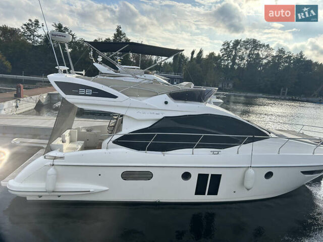 Белый Азимут Флайбридж-Рендж, объемом двигателя 5.9 л и пробегом 1 тыс. км за 285000 $, фото 4 на Automoto.ua