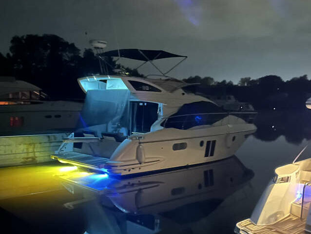 Белый Азимут Флайбридж-Рендж, объемом двигателя 5.9 л и пробегом 1 тыс. км за 285000 $, фото 14 на Automoto.ua