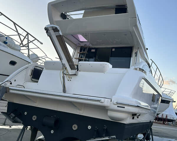 Белый Азимут Флайбридж-Рендж, объемом двигателя 5.9 л и пробегом 1 тыс. км за 285000 $, фото 21 на Automoto.ua