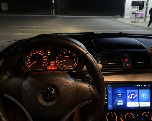 Белый БМВ 1 Серия, объемом двигателя 2 л и пробегом 283 тыс. км за 6300 $, фото 6 на Automoto.ua