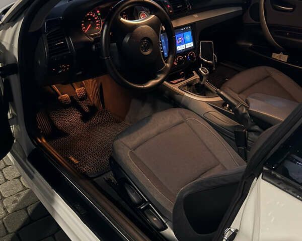 Белый БМВ 1 Серия, объемом двигателя 2 л и пробегом 283 тыс. км за 6300 $, фото 7 на Automoto.ua