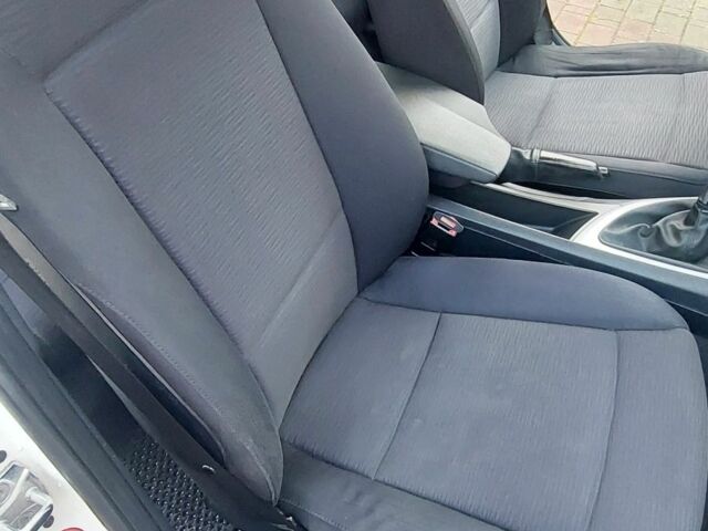 Білий БМВ 1 Серія, об'ємом двигуна 2 л та пробігом 248 тис. км за 6000 $, фото 13 на Automoto.ua