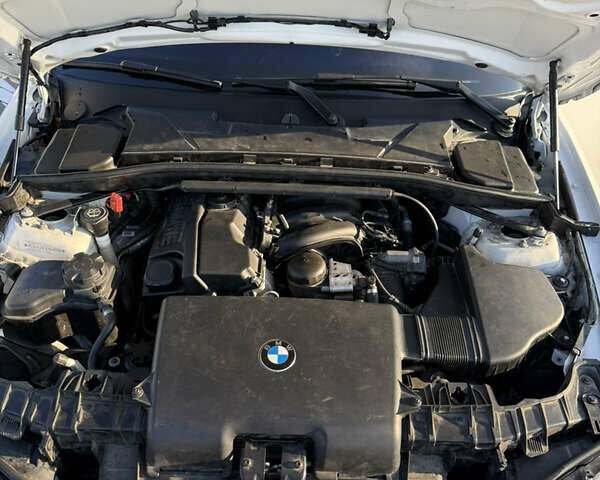 Белый БМВ 1 Серия, объемом двигателя 2 л и пробегом 134 тыс. км за 8700 $, фото 6 на Automoto.ua