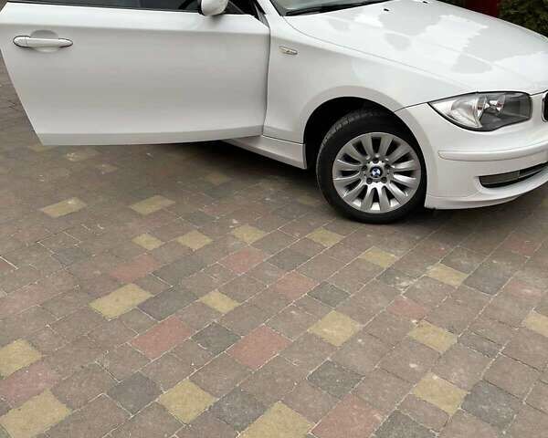 Белый БМВ 1 Серия, объемом двигателя 2 л и пробегом 165 тыс. км за 7800 $, фото 15 на Automoto.ua