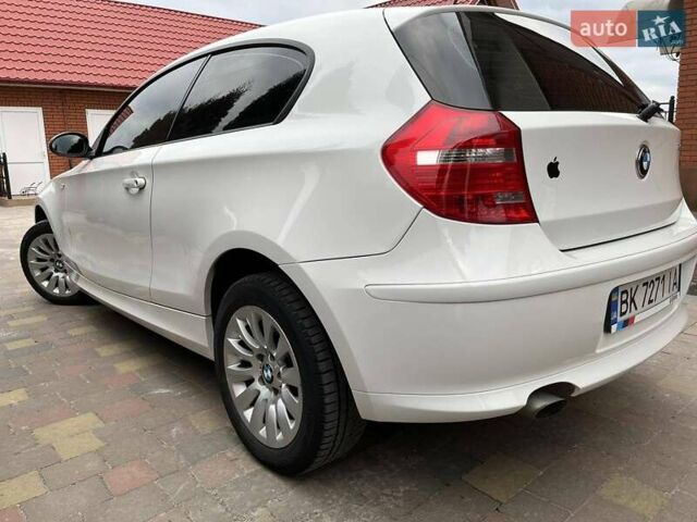Белый БМВ 1 Серия, объемом двигателя 2 л и пробегом 165 тыс. км за 7800 $, фото 6 на Automoto.ua