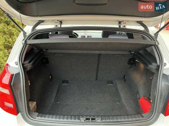 Белый БМВ 1 Серия, объемом двигателя 2 л и пробегом 165 тыс. км за 7800 $, фото 12 на Automoto.ua