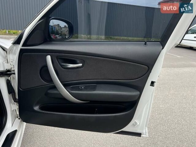 Белый БМВ 1 Серия, объемом двигателя 2 л и пробегом 207 тыс. км за 7900 $, фото 61 на Automoto.ua