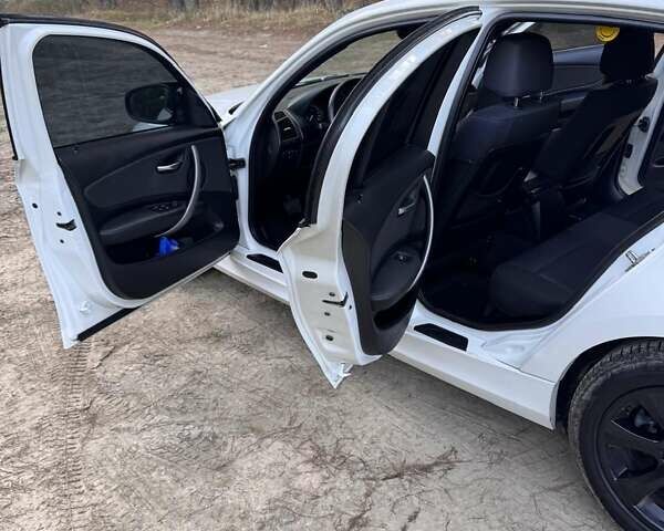 Білий БМВ 1 Серія, об'ємом двигуна 2 л та пробігом 208 тис. км за 8600 $, фото 8 на Automoto.ua