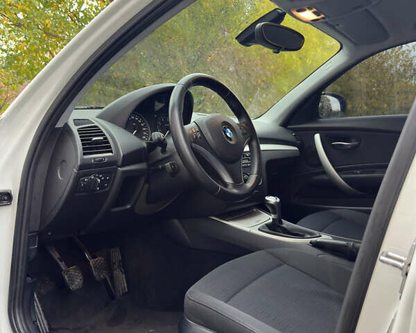 Білий БМВ 1 Серія, об'ємом двигуна 2 л та пробігом 127 тис. км за 8500 $, фото 14 на Automoto.ua