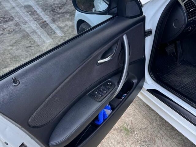 Білий БМВ 1 Серія, об'ємом двигуна 2 л та пробігом 208 тис. км за 8600 $, фото 6 на Automoto.ua