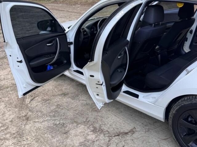 Білий БМВ 1 Серія, об'ємом двигуна 2 л та пробігом 208 тис. км за 8600 $, фото 5 на Automoto.ua