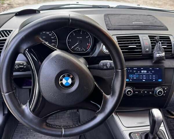 Білий БМВ 1 Серія, об'ємом двигуна 2 л та пробігом 208 тис. км за 8600 $, фото 9 на Automoto.ua