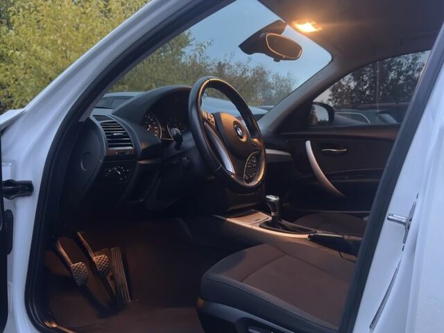 Белый БМВ 1 Серия, объемом двигателя 2 л и пробегом 129 тыс. км за 7000 $, фото 15 на Automoto.ua