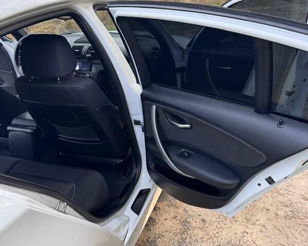 Білий БМВ 1 Серія, об'ємом двигуна 2 л та пробігом 208 тис. км за 8600 $, фото 5 на Automoto.ua