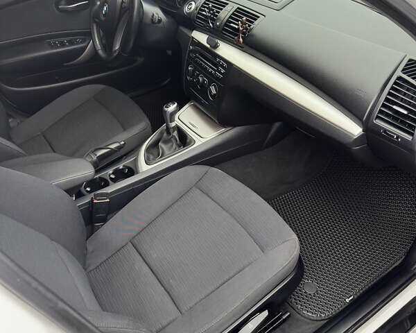 Белый БМВ 1 Серия, объемом двигателя 2 л и пробегом 130 тыс. км за 7000 $, фото 8 на Automoto.ua