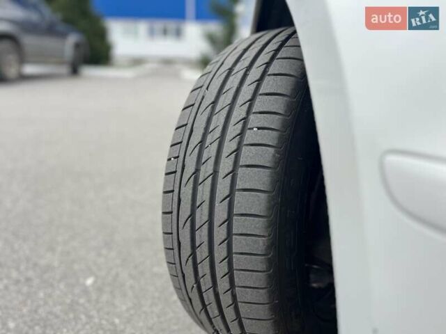 Белый БМВ 1 Серия, объемом двигателя 2 л и пробегом 207 тыс. км за 7900 $, фото 7 на Automoto.ua