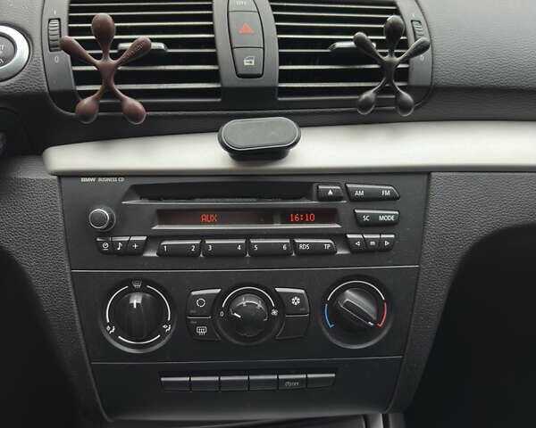 Білий БМВ 1 Серія, об'ємом двигуна 2 л та пробігом 127 тис. км за 8500 $, фото 20 на Automoto.ua