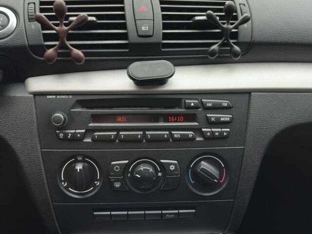 Білий БМВ 1 Серія, об'ємом двигуна 2 л та пробігом 127 тис. км за 8500 $, фото 9 на Automoto.ua