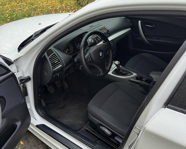 Білий БМВ 1 Серія, об'ємом двигуна 2 л та пробігом 127 тис. км за 8500 $, фото 18 на Automoto.ua