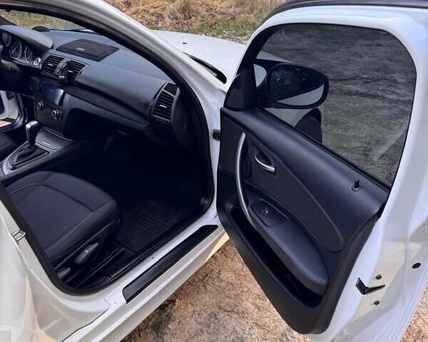 Білий БМВ 1 Серія, об'ємом двигуна 2 л та пробігом 208 тис. км за 8600 $, фото 2 на Automoto.ua