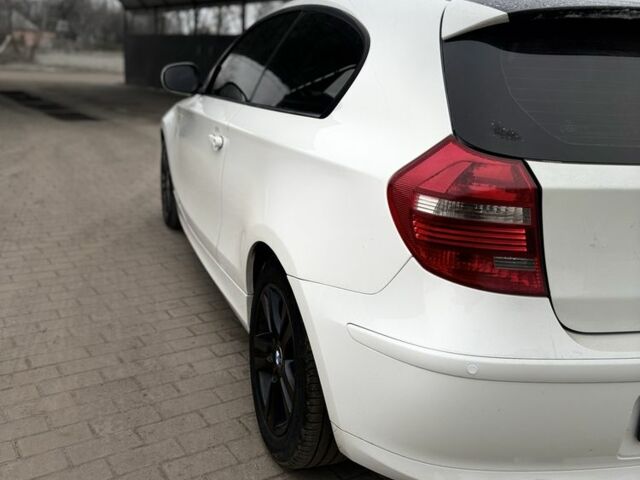 Білий БМВ 1 Серія, об'ємом двигуна 2 л та пробігом 230 тис. км за 7500 $, фото 4 на Automoto.ua