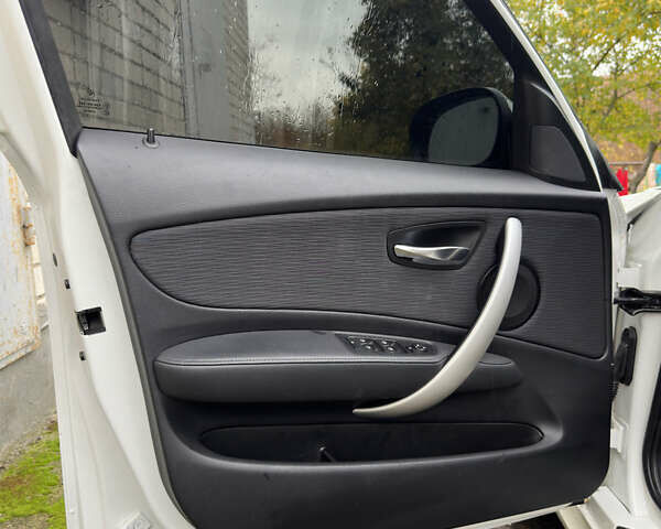 Білий БМВ 1 Серія, об'ємом двигуна 2 л та пробігом 127 тис. км за 8500 $, фото 15 на Automoto.ua