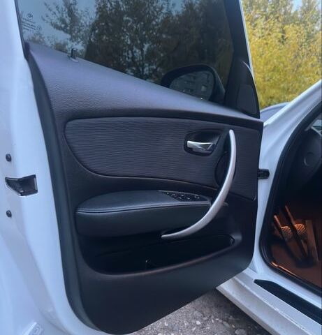 Белый БМВ 1 Серия, объемом двигателя 2 л и пробегом 129 тыс. км за 7000 $, фото 14 на Automoto.ua