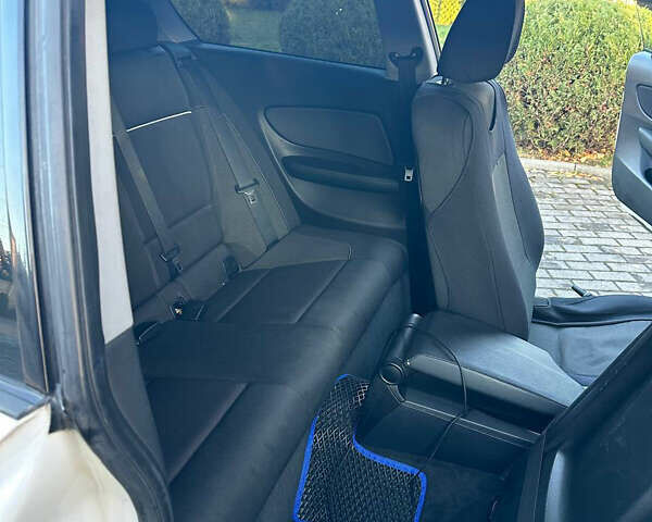Белый БМВ 1 Серия, объемом двигателя 2 л и пробегом 255 тыс. км за 8200 $, фото 7 на Automoto.ua