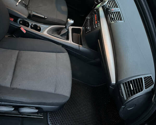 Черный БМВ 1 Серия, объемом двигателя 1.6 л и пробегом 311 тыс. км за 5200 $, фото 6 на Automoto.ua