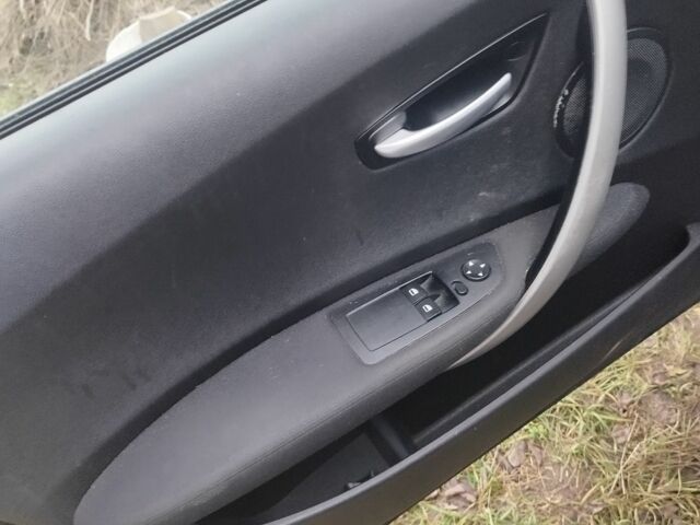 Чорний БМВ 1 Серія, об'ємом двигуна 2 л та пробігом 270 тис. км за 4000 $, фото 4 на Automoto.ua