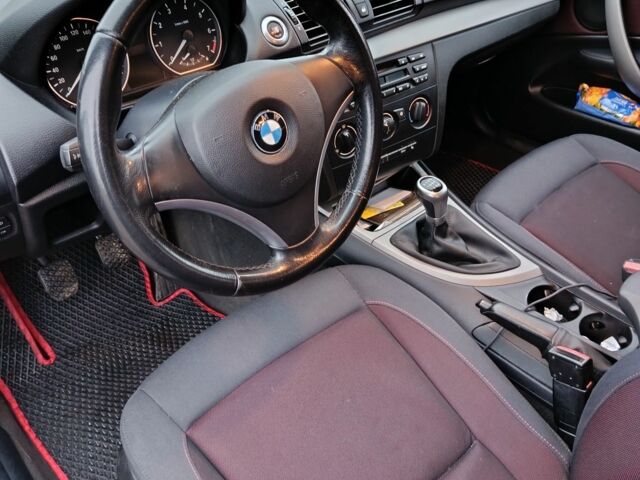 Черный БМВ 1 Серия, объемом двигателя 2 л и пробегом 213 тыс. км за 6800 $, фото 7 на Automoto.ua