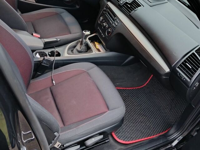 Черный БМВ 1 Серия, объемом двигателя 2 л и пробегом 213 тыс. км за 6800 $, фото 6 на Automoto.ua