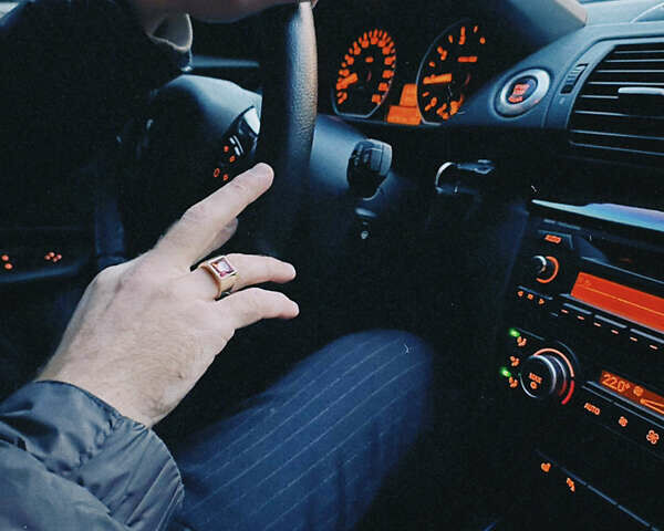 Черный БМВ 1 Серия, объемом двигателя 2 л и пробегом 87 тыс. км за 10500 $, фото 14 на Automoto.ua