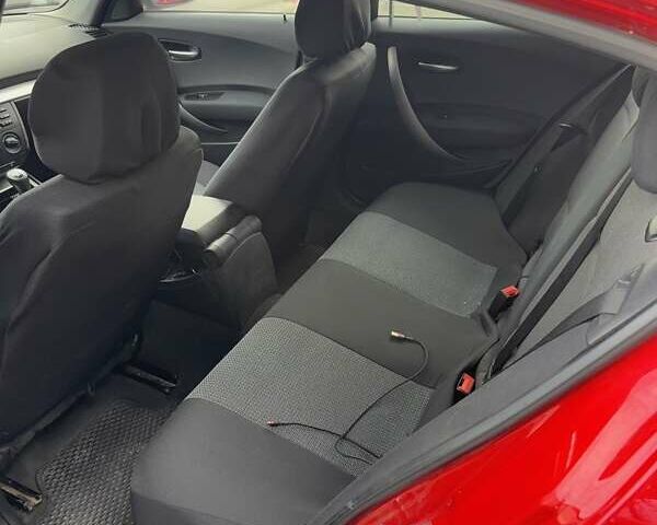 Красный БМВ 1 Серия, объемом двигателя 1.6 л и пробегом 260 тыс. км за 6000 $, фото 3 на Automoto.ua