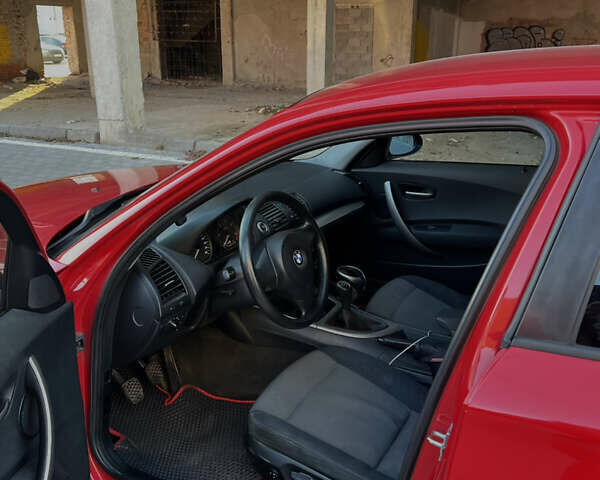 Красный БМВ 1 Серия, объемом двигателя 2 л и пробегом 295 тыс. км за 6800 $, фото 16 на Automoto.ua