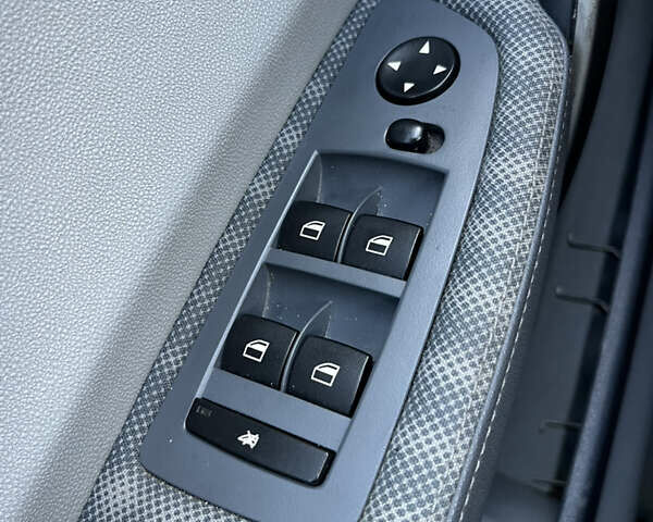 Серый БМВ 1 Серия, объемом двигателя 2 л и пробегом 241 тыс. км за 6000 $, фото 30 на Automoto.ua