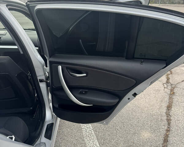 Серый БМВ 1 Серия, объемом двигателя 2 л и пробегом 195 тыс. км за 7800 $, фото 15 на Automoto.ua