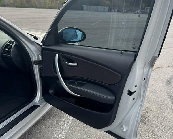 Серый БМВ 1 Серия, объемом двигателя 2 л и пробегом 195 тыс. км за 7800 $, фото 12 на Automoto.ua