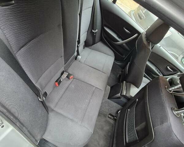 Серый БМВ 1 Серия, объемом двигателя 2 л и пробегом 194 тыс. км за 7000 $, фото 9 на Automoto.ua