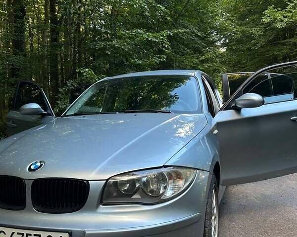 Серый БМВ 1 Серия, объемом двигателя 2 л и пробегом 329 тыс. км за 6850 $, фото 3 на Automoto.ua